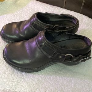 ARIAT women’s leather clogs. 8 1/2
